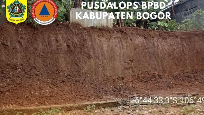 Tanah longsor tutup irigasi warga Cigombong, Bogor (dok. BPBD Kabupaten Bogor)