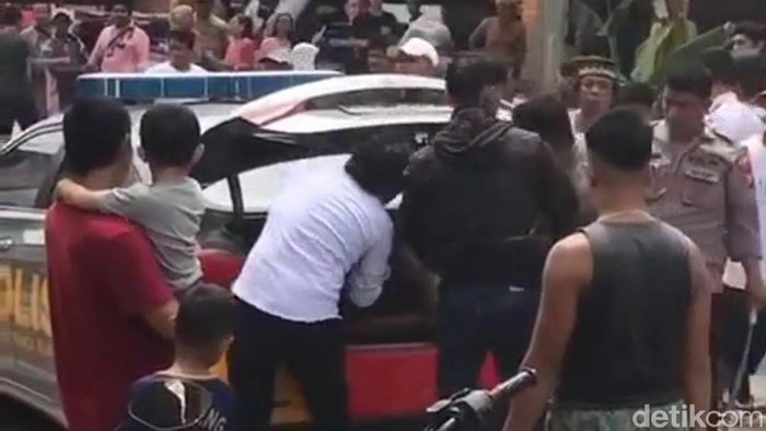 Tangkapan layar pria di Sidrap dimasukkan ke bagasi mobil polisi