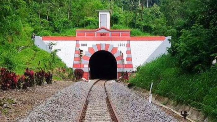 Ada dua terowongan kereta api peninggalan Belanda di Banyuwangi-Jember. Namanya Terowongan Mrawan dan Garahan.