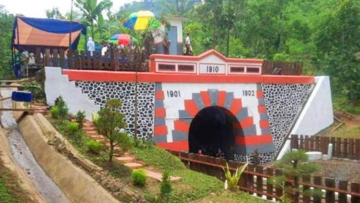 Ada dua terowongan kereta api peninggalan Belanda di Banyuwangi-Jember. Namanya Terowongan Mrawan dan Garahan.