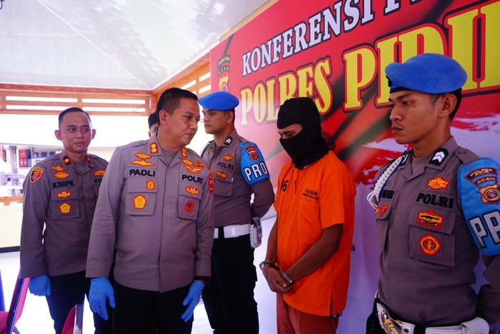 Kapolres Pidie AKBP Padli saat menginterogasi dukun cabul. (Foto: Dok. Polres Pidie)