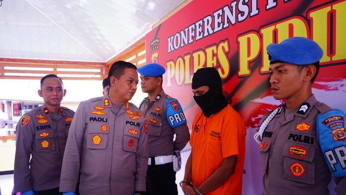 Kapolres Pidie AKBP Padli saat menginterogasi dukun cabul. (Foto: Dok. Polres Pidie)