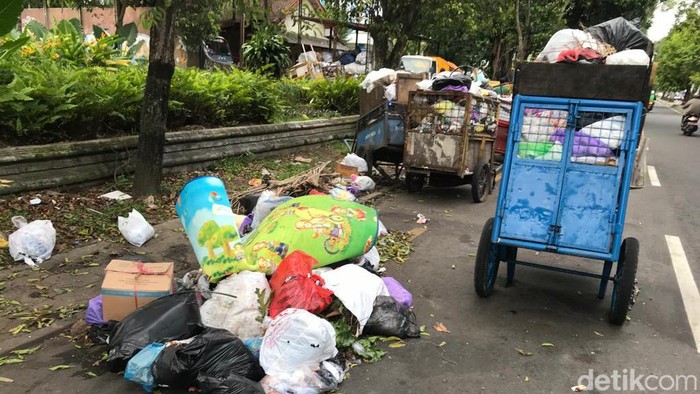 Tumpukan sampah di sekitar Stadion Mandala Krida Jogja, Kamis (27/10/2022).