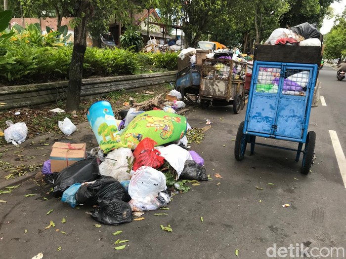 Tumpukan sampah di sekitar Stadion Mandala Krida Jogja, Kamis (27/10/2022).