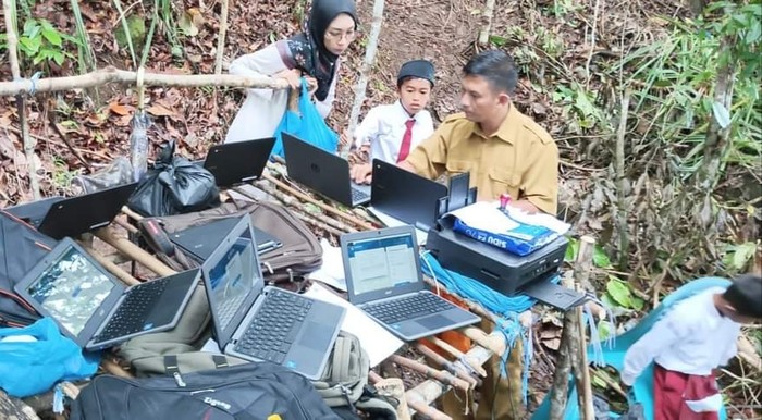 Siswa SD di Kabupaten Lingga, Kepulauan Riau kesulitan mendapatkan sinyal internet. Alhasil mereka ikut ujian ANBK di tengah hutan.
