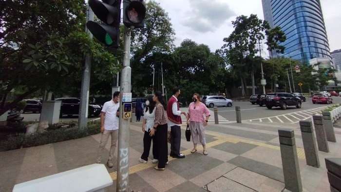 Usai diperbaiki, pelican crossing di Jl Sudirman telah bisa digunakan oleh penyeberang.