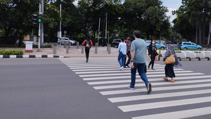 Usai diperbaiki, pelican crossing di Jl Sudirman telah bisa digunakan oleh penyeberang.
