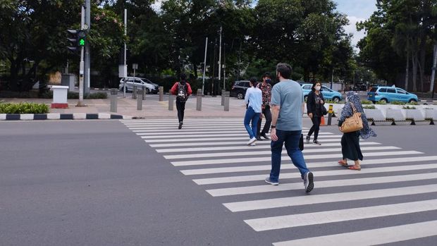 Usai diperbaiki, pelican crossing di Jl Sudirman telah bisa digunakan oleh penyeberang.