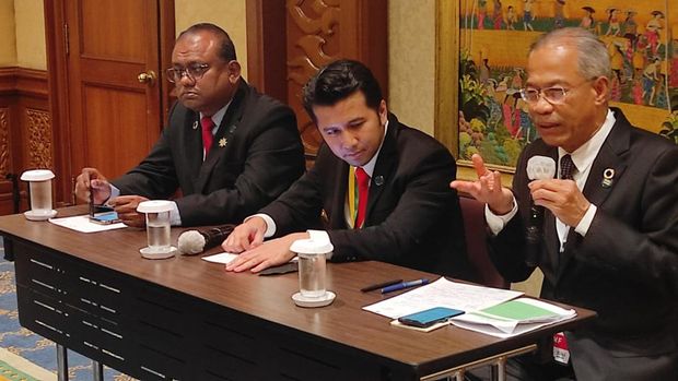 Walikota Kuala Lumpur - Datuk Seri Mahadi (kanan) memaparkan bagaimana pemerintah kota berusahamengelola sampah dan pemukiman, serta mendorong gaya hidup masyarakat yang sehat agarkeberlanjutan kota dapat meningkatkan taraf serta kualitas hidup masyarakat di Kuala Lumpur.