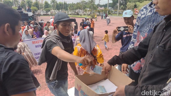 Warga Asahan melakukan aksi kembalikan KTP di sela unjuk rasa di Kantor Bupati Asahan.
