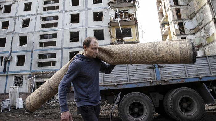 Serangan rudal Rusia menghancurkan sejumlah bangunan di Zaporizhzhia, Ukraina. Saat ini warga mulai mengevakuasi barang-barangnya di reruntuhan bangunan.