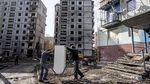 Warga Ukraina Beres-beres Rumah yang Rusak Dirudal Rusia