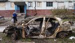Warga Ukraina Beres-beres Rumah yang Rusak Dirudal Rusia