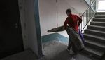 Warga Ukraina Beres-beres Rumah yang Rusak Dirudal Rusia