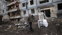 Mulai dari kursi hingga kulkas dievakuasi dari apartemen yang rusak dirudal Rusia.