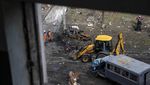 Warga Ukraina Beres-beres Rumah yang Rusak Dirudal Rusia