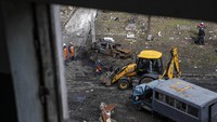 Petugas kebersihan juga mulai membersihkan puing-puing di jalanan Kota Zaporizhzhia.