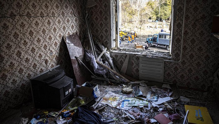 Serangan rudal Rusia menghancurkan sejumlah bangunan di Zaporizhzhia, Ukraina. Saat ini warga mulai mengevakuasi barang-barangnya di reruntuhan bangunan.