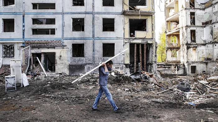 Warga Ukraina Beres-beres Rumah yang Rusak Dirudal Rusia Serangan rudal Rusia menghancurkan sejumlah bangunan di Zaporizhzhia, Ukraina. Saat ini warga mulai mengevakuasi barang-barangnya di reruntuhan bangunan.