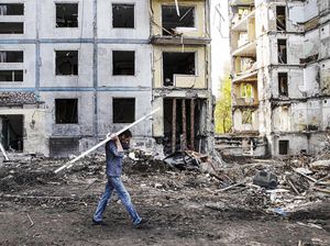 Warga Ukraina Beres-beres Rumah yang Rusak Dirudal Rusia