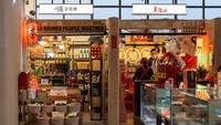 Masih ada banyak toko yang menjual berbagai pengalaman Hong Kong yang unik dan harus dikunjungi untuk merasakan secara langsung di pasar ini. Lokasi wisata belanja ini ada di 93 Queens Road Central and 80 Des Voeux Road Central, Central, Hong Kong. (dok. HKTB)
