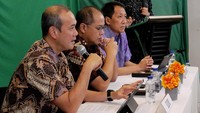 Jajaran Direksi PT BFI Finance Tbk (BFIN) (ki-ka): Sudjono, Sigit Hendra Gunawan dan Andrew Adiwijanto memaparkan kinerja perusahaan pada Kuartal III/2022, Kamis (27/10/2022).