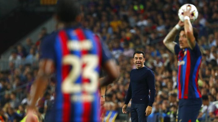Barcelonas head coach Xavi Hernandez, centre, gives instructions from the side line during the Champions League Group C soccer match between Barcelona and Bayern Munich at the Camp Nou stadium in Barcelona, Spain, Wednesday, Oct. 26, 2022. (AP Photo/Joan Monfort)