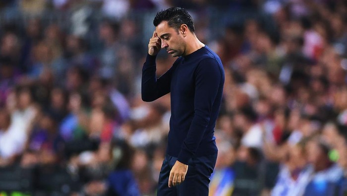 BARCELONA, SPAIN - OCTOBER 26: Xavi Hernandez, head coach of FC Barcelona looks dejected during the UEFA Champions League group C match between FC Barcelona and FC Bayern München at Spotify Camp Nou on October 26, 2022 in Barcelona, Spain. (Photo by Eric Alonso/Getty Images)