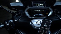 Kini Yamaha XMAX model tahun 2023 dibekali dengan layar instrumen kluster TFT seluas 4,2 inci dan berwarna. Layar ini dibekali dengan Communication Control Unit (CCU) bak Y-Connect di lini Yamaha Indonesia. Namun untuk pasar Eropa, aplikasi yang dipakai bernama MyRide. Foto: dok. Yamaha Motor Europe