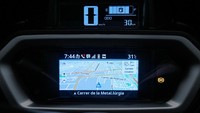 Tak sampai di situ, layar 4,2 inci juga sudah tersemat sistem navigasi Garmin. Sehingga pengendara dapat melihat penunjuk arah secara langsung dan mengontrol tampilannya lewat tombol di setang. Foto: dok. Yamaha Motor Europe