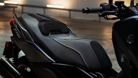 Utuk menunjang kepraktisan pengendara dan pemboncengnya, XMAX model 2023 ini direvisi bentuk joknya. Foto: dok. Yamaha Motor Europe