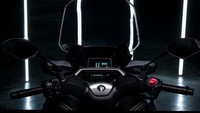 Yamaha juga memberikan layar tambahan LCD seluar 3,2 inci yang diletakkan persis di atas layar instrumen kluster TFT 4,2 inci-nya. Layar tambahan ini berguna untuk menampilkan informasi terkait perjalanan seperti speedometer, infotainment, dan lain-lain. Foto: dok. Yamaha Motor Europe