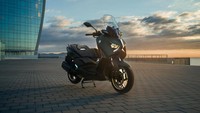 Hadirnya lampu utama model X jadi identitas baru dari XMAX model tahun 2023. Selain itu, penggunaan lampu sein yang dipindahkan ke atas dan menjepit windshield juga menyegarkan tampilannya. Foto: dok. Yamaha Motor Europe