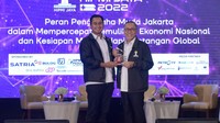 Dalam kesempatan tersebut, Zulhas juga sempat berfoto bersama Ketua HIPMI Jaya Sona Maesana.