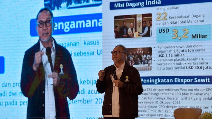 Zulhas Pamer Harga Minyak Goreng Turun, Neraca Dagang Surplus Mendag Zulhas bicara soal upaya menurunkan harga minyak goreng hingga surplus neraca perdagangan di depan pengusaha muda dalam acara Diklatda HIPMI Jaya.