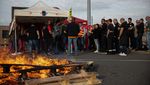 Aksi Bakar-bakar Pekerja Kilang Total Energies di Prancis