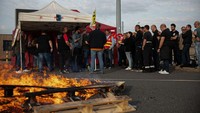 Tak hanya para pekerja kilang, ribuan pekerja lainnya juga menggelar aksi demo diseluruh Prancis untuk menuntut upah yang lebih tinggi akibat melonjaknya inflasi.