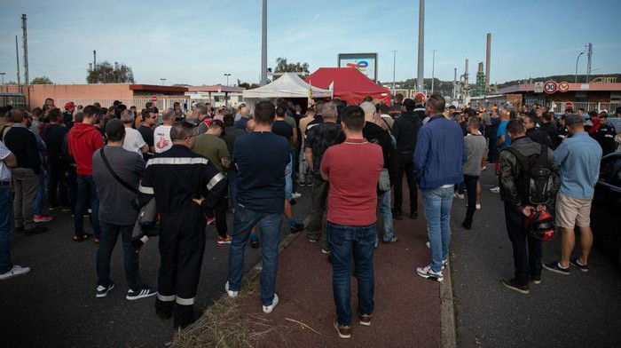 CGT Trade unionists and employees gather as they vote the strike reconduction at the TotalEnergies refinery site, in Gonfreville-l'Orcher, near Le Havre, northwestern France, on October 27, 2022. - Refinery employees voted to pursue the strike and 