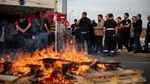 Aksi Bakar-bakar Pekerja Kilang Total Energies di Prancis