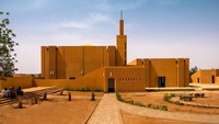 Lanjut, dari Republik Niger ada Masjid Dandaji. Uniknya, penggunaan batu bata sebagai bahan utama membuat bangunan menjadi sangat sejuk. Dok. James Wang via Archdaily