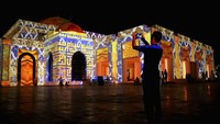 Berikutnya, dari daratan Dubai ada Masjid Aminah yang bermandikan ilusi cahaya yang sangat memukau. Masjid ini bergaya Maroko dan Andalusia. Getty Images/Francois Nel