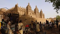 Lalu ada Masjid Agung Djenne di Mali yang punya arsitektur unik dan pembangunannya juga tak biasa. Bahannya adalah lumpur yang dtempeli ke dinding setahun sekali. Dok. BBC