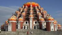 Giliran Indonesia, seabgai negara dengan jumlah umat Muslim terbanya di dunia, ada lho masjid unik di kawasan Pantai Losari, Makassar, bernama Masjid 99 Kubah.