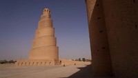 Pertama, ada Masjid Agung Samarra di Irak yang memiliki menara spiral. Masjid ini pun tercatat sebagai situs warisan dunia UNESCO lho. Ismael Adnan/AFP/Getty Images