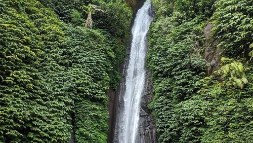 Contoh air terjun di Bali.