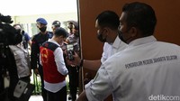 AKBP Arif Rachman melepas rompi tahanan sebelum memasuki ruang sidang. 