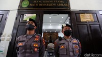 Sidang ini mendapat penjagaan dari aparat kepolisian. Mereka berjaga di pintu masuk ruang sidang.