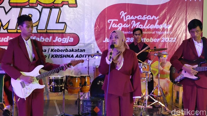 Aksi para seniman difabel di YIA, Kulon Progo, DIY, Jumat (28/10/2022).