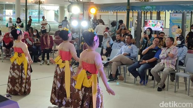 Aksi para seniman difabel di YIA, Kulon Progo, DIY, Jumat (28/10/2022).