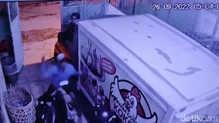 Aksi perampokan di Medan terekam kamera CCTV.